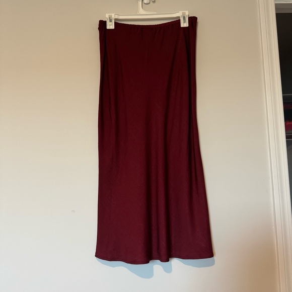 NWOT Time and Tru Flowy Mid Skirt Wine Maroon 4/6 - Picture 3 of 8